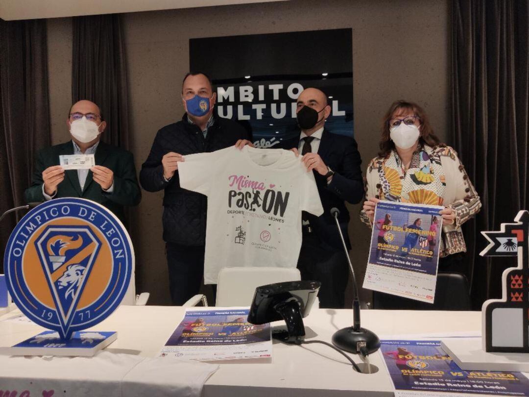 Representantes del Olímpico y de ALMOM, durante la presentación del evento