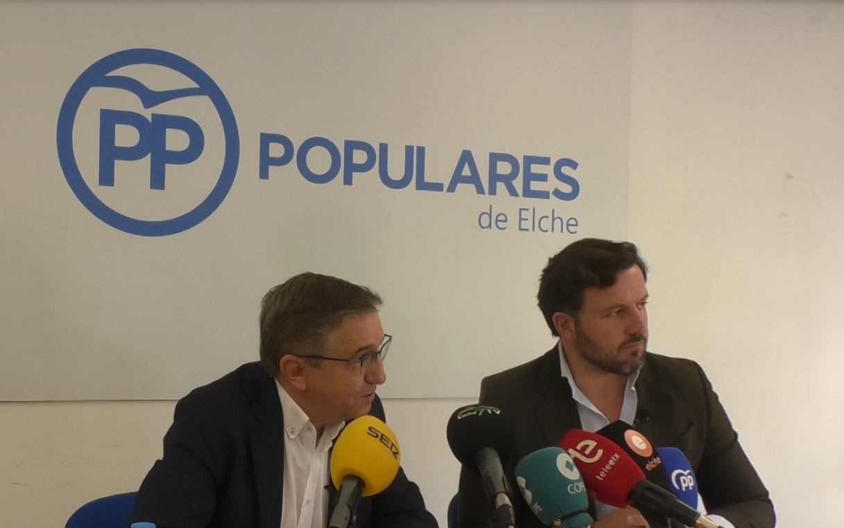 El portavoz adjunto del Grupo Popular en les Corts, José Antonio Rovira (IZQ), presidente del PP en Elche, Pablo Ruz (DER)