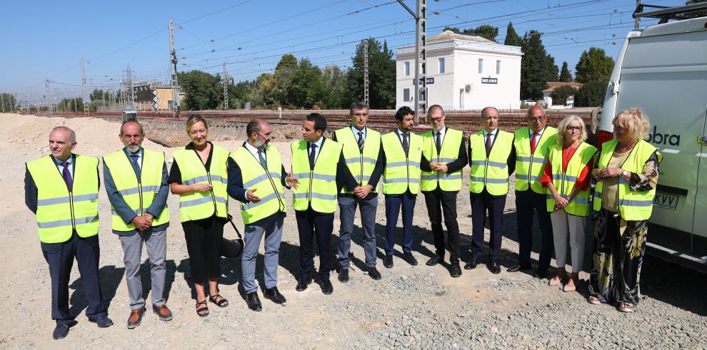 Autoridades en la colocación de la primera piedra del proyecto