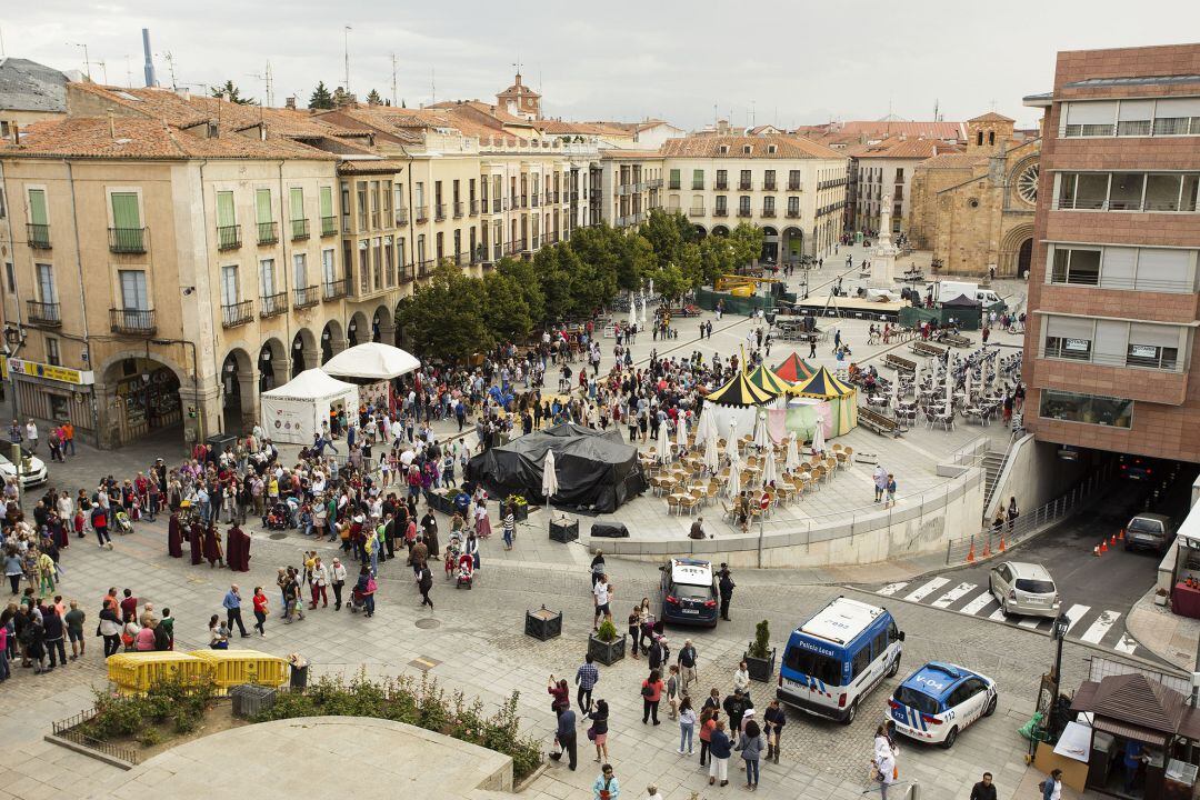 Vista panorámica del ambiente del Mercado Medieval en la plaza de Santa Teresa