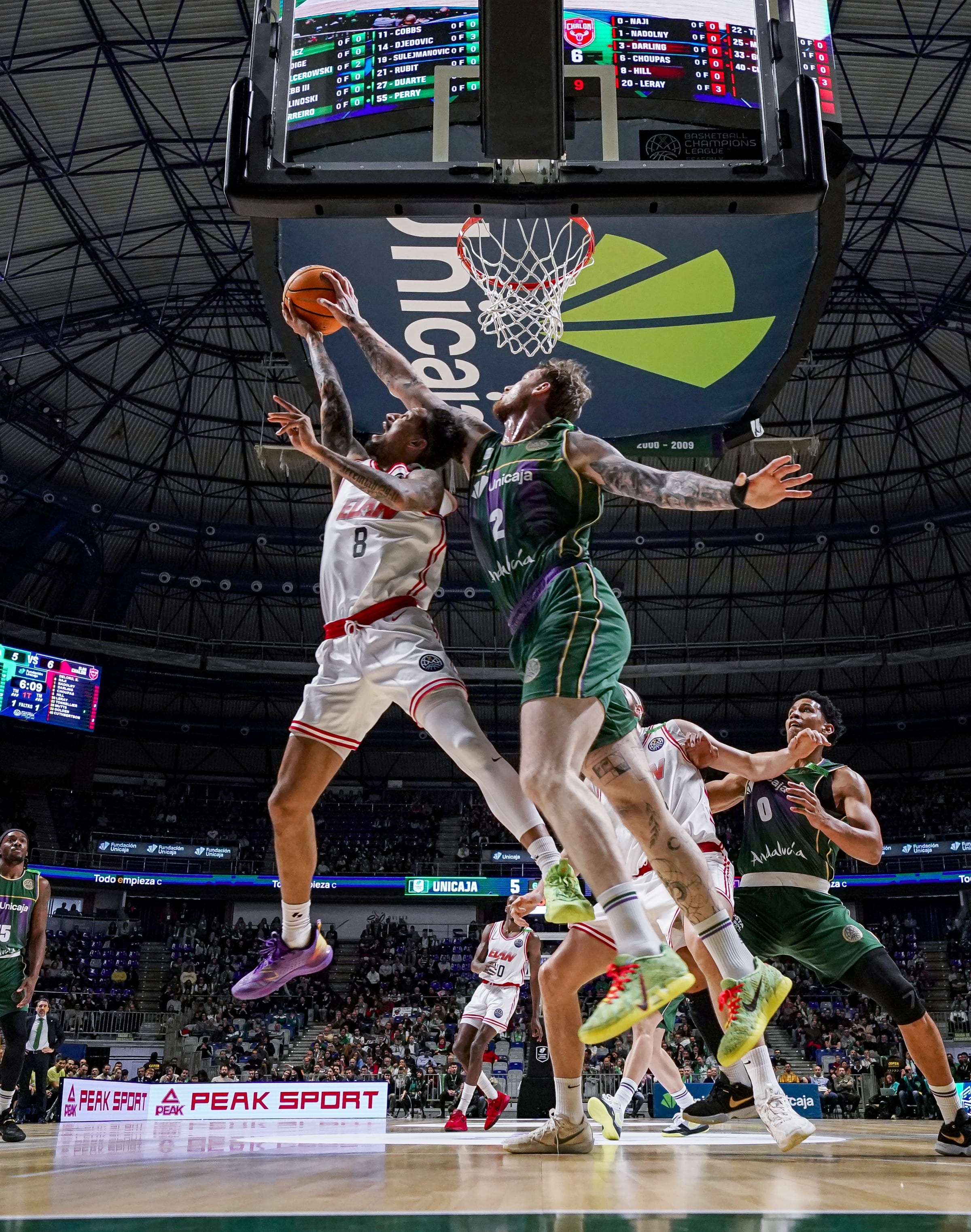 El pívot del Unicajja Olek Balcerowski, en un acción del partido ante el Elan Chalon