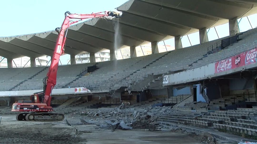 Inicio del derribo de la grada de Marcador, en el Estadio de Balaídos