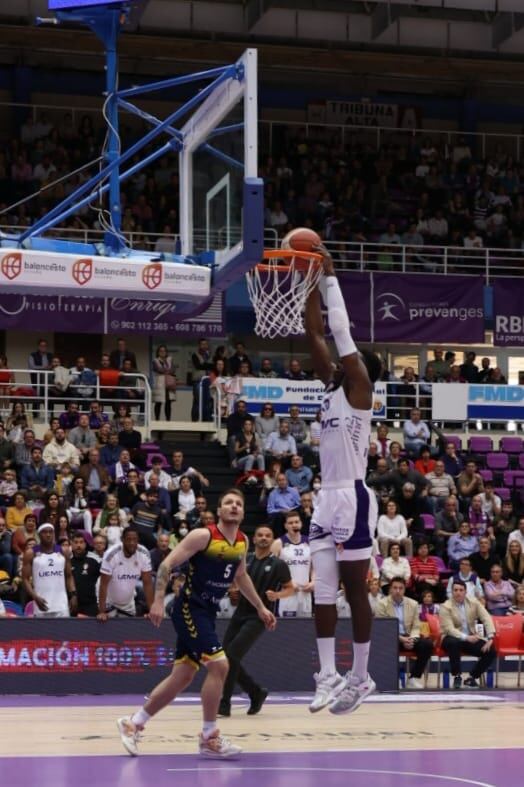 El RVB lucha hasta el final pero pierde con el líder Andorra