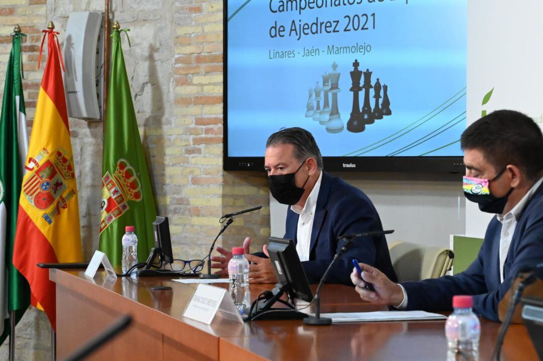 Raúl Caro, alcalde de Linares, junto a Francisco Reyes, presidente de la Diputación de Jaén. 