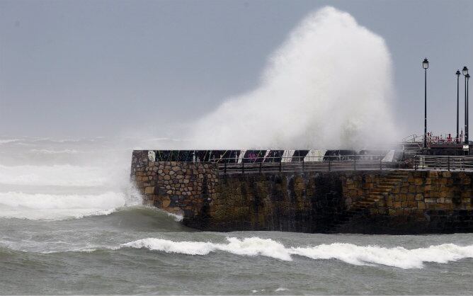 Una ola rompe en los muelles del puerto viejo de Algorta(Getxo)