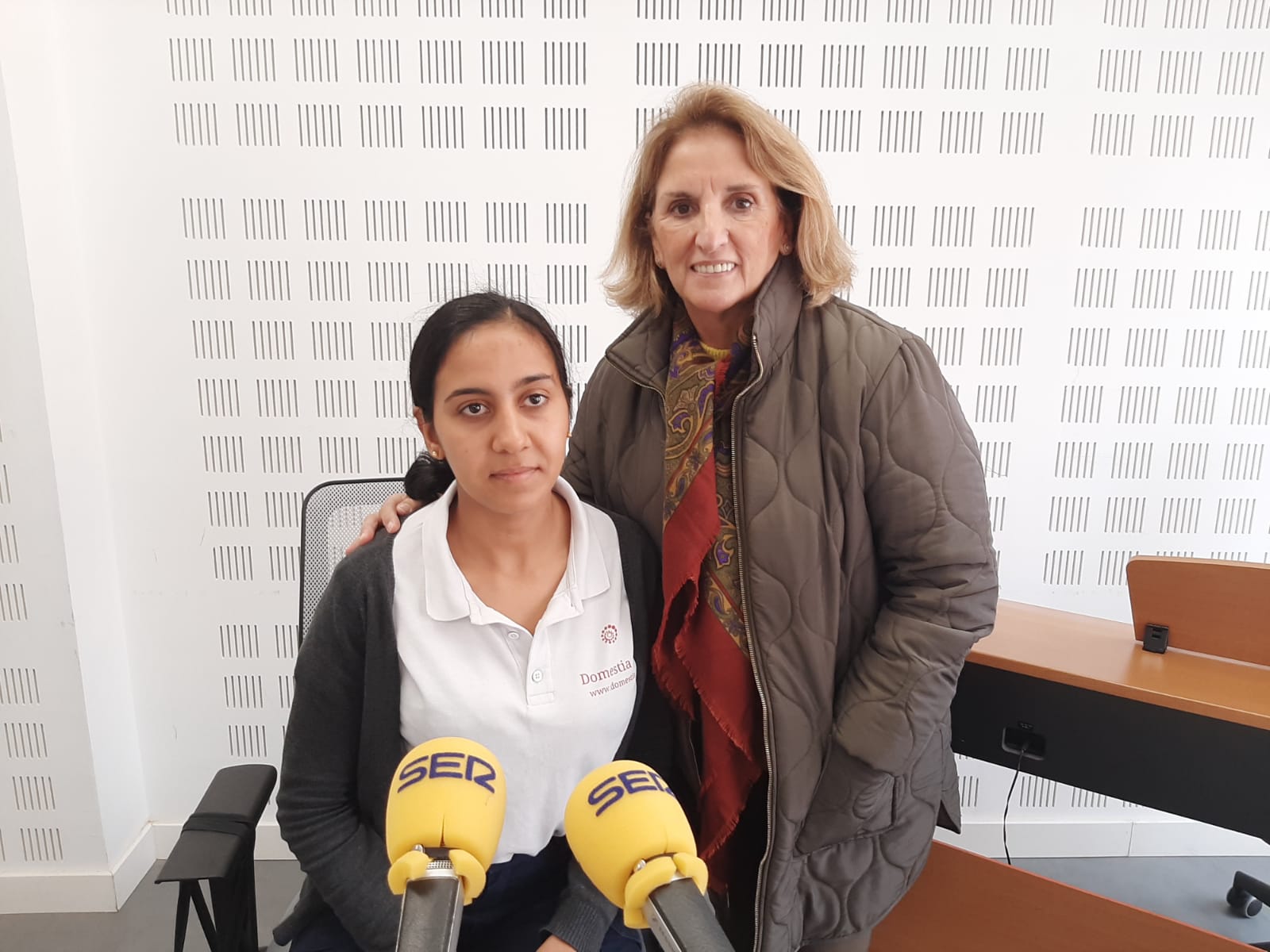 Zahra Al Fartousi junto a la ex Jefa de Extranjería en Huelva, Lucía Vizcaya