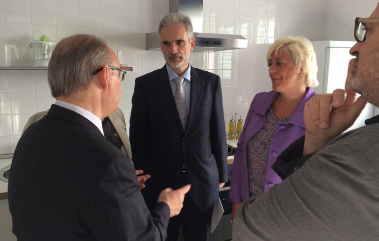 El Consejero de Salud, Aquilino Alonso,acompañdo de otros responsables de Salud en la inauguración 