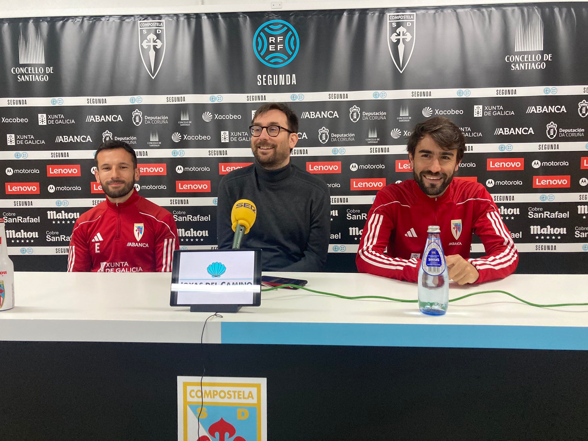 Antón Permuy (izquierda) y Dani Gesto (derecha) junto con Miguel Fernández (centro), tras anunciarse su renovación