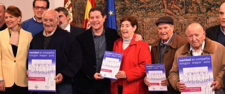 García Page acompañado de varios asistentes a la presentación del programa &quot;Ningún mayor solo en Navidad&quot;