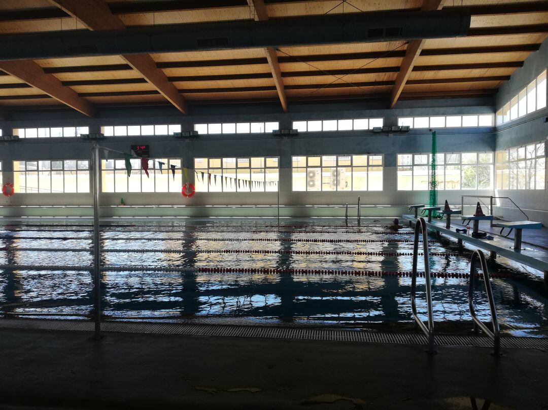 Imagen del interior de la piscina municipal cubierta de Ronda