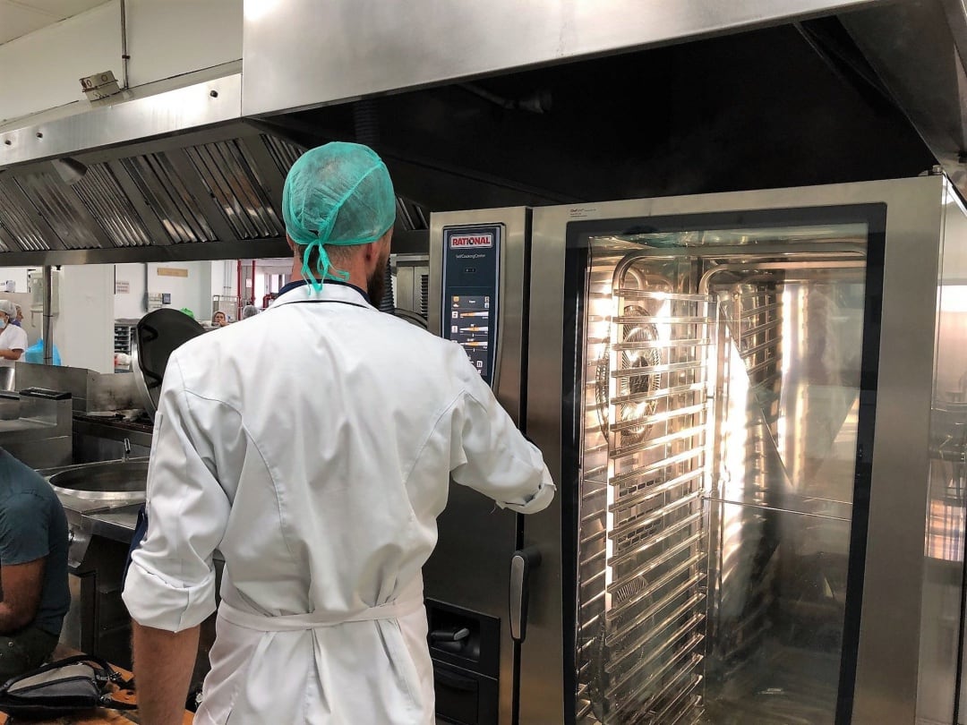 Trabajador en la cocina de un hospital 