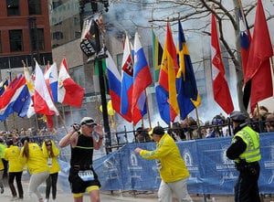 La policía y los corredores reaccionan a una de las explosiones durante el maratón de Boston.