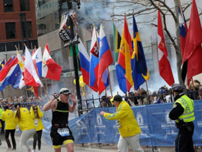 La policía y los corredores reaccionan a una de las explosiones durante el maratón de Boston.
