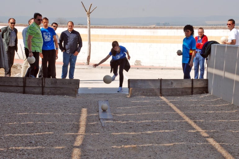 La práctica de los Bolos Serranos ha crecido mucho en los últimos tiempos en el Parque Natural de Las Villas, Segura y Cazorla. Villacarrillo cuenta con varios clubes de bolos, además de multitud de pistas privadas o públicas