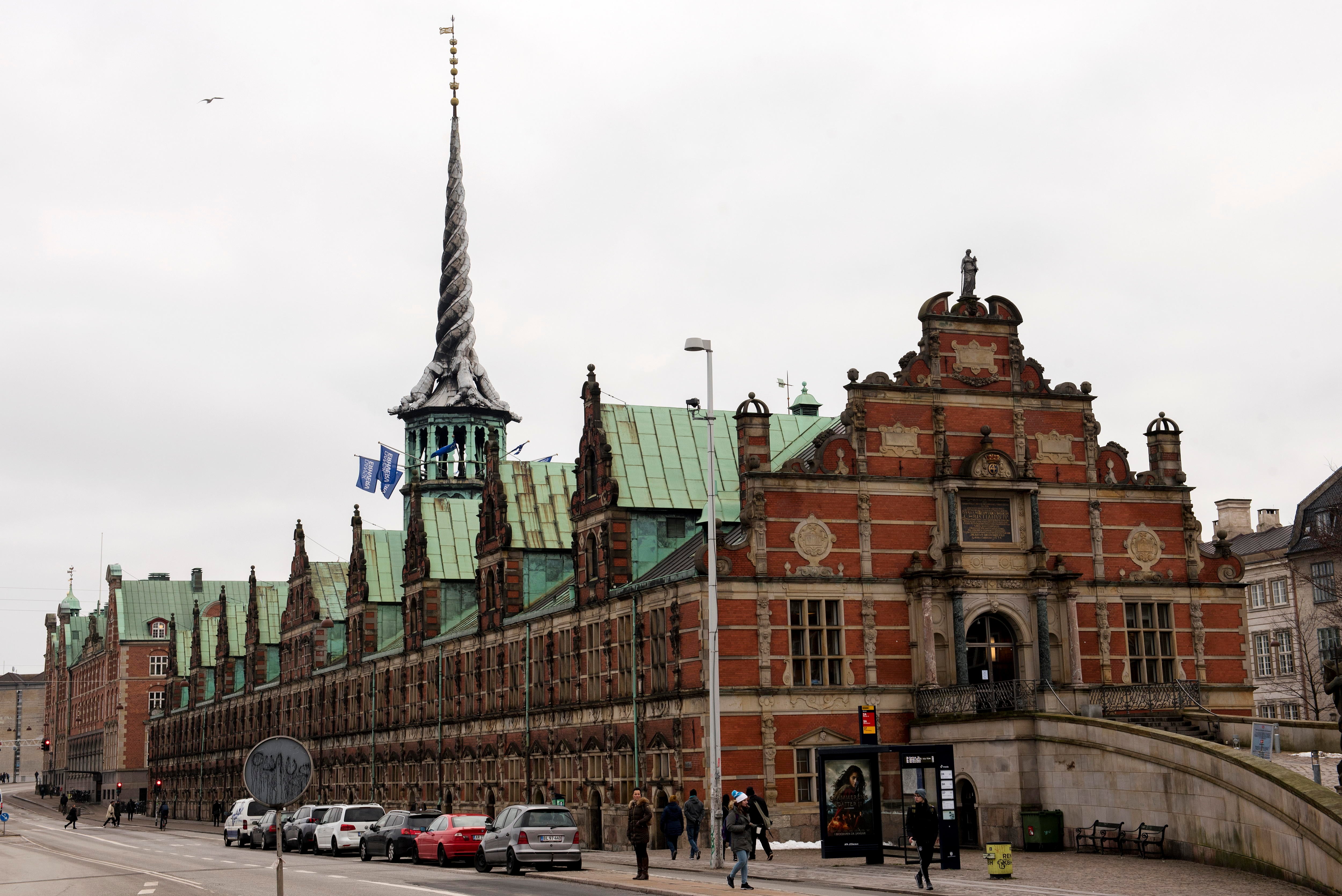 Edificio de la bolsa danesa, que ha sido pasta de las llamas.  EFE/EPA/LINDA KASTRUP DENMARK OUT