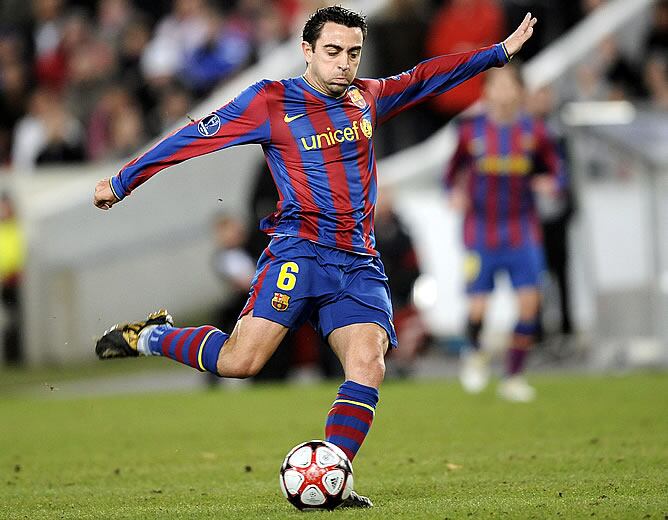 Xavi disparando a portería, frente al Inter