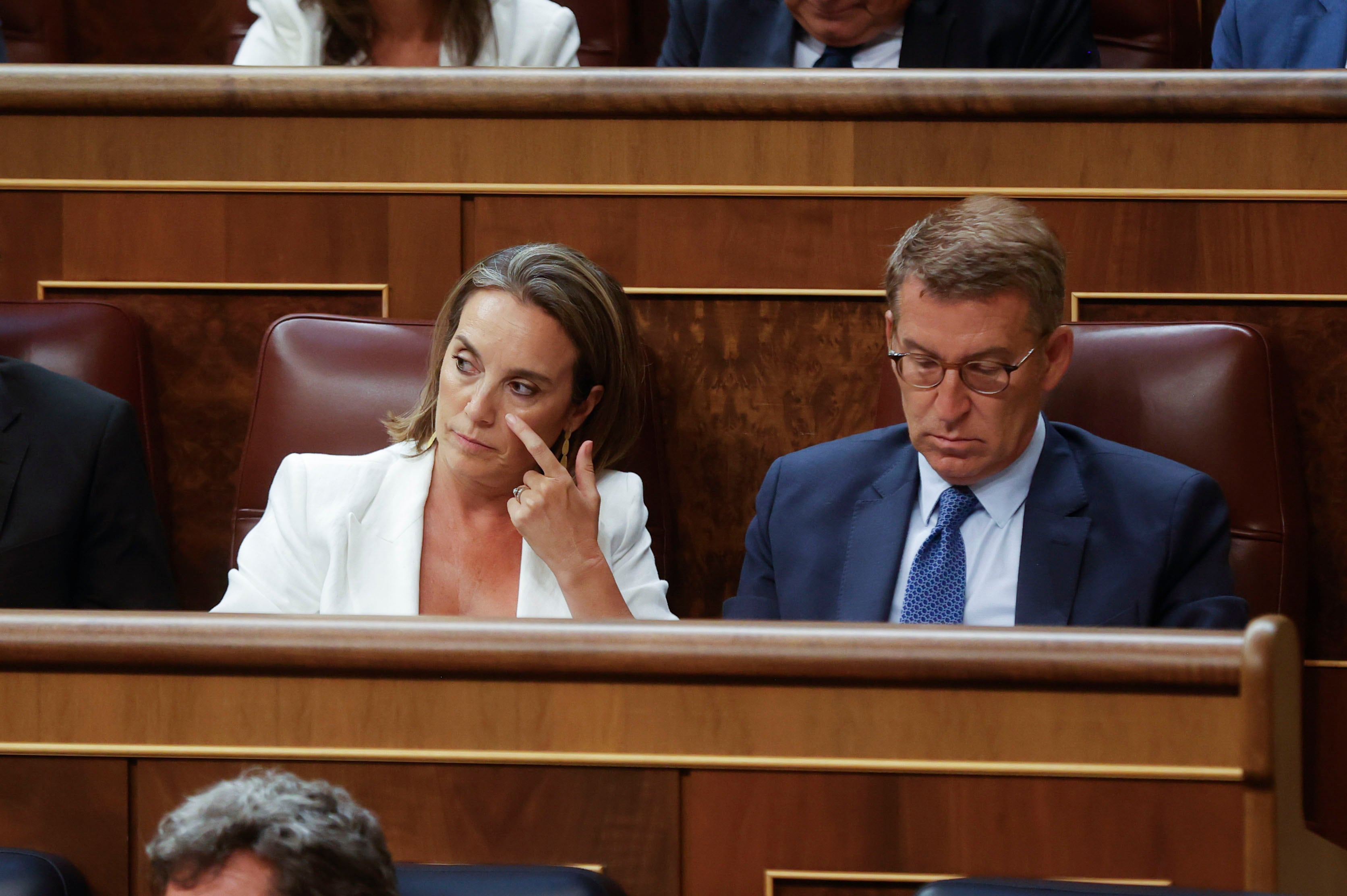 El líder del PP, Alberto Núñez Feijóo, y la secretaria general de la formación, Cuca Gamarra, durante la sesión constitutiva de las Cortes Generales de la XV Legislatura.