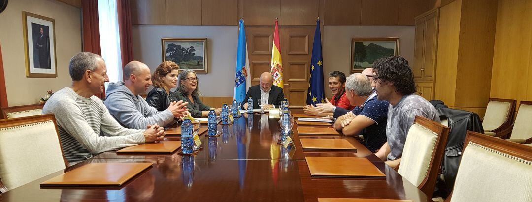 Reunión de los mariscadores con la ría de O Burgo