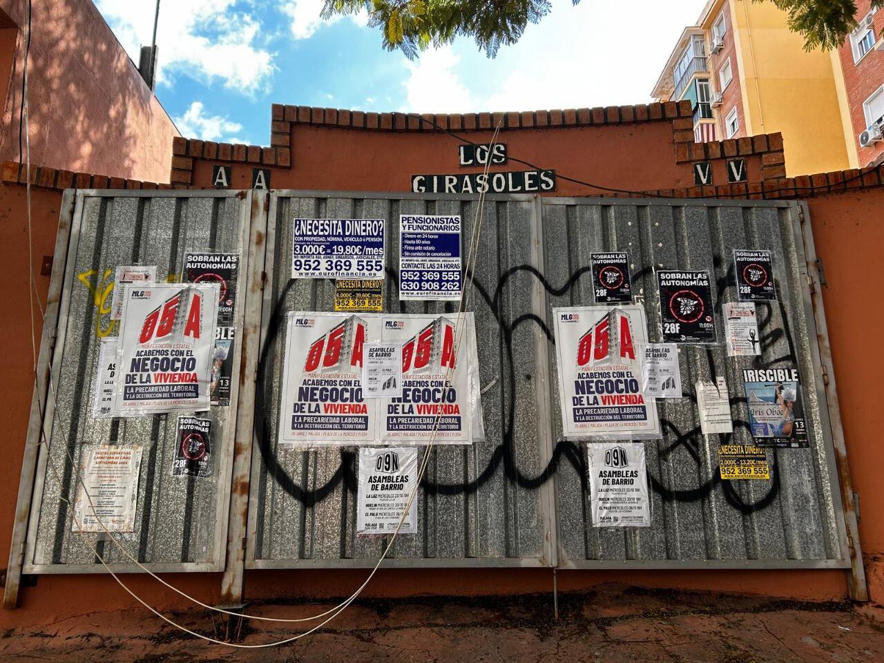 Carteles que llenan ciudades como Málaga a la protesta del próximo sábado, cinco de abril