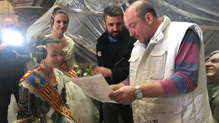 Manolo Algarra en una foto de archivo mostrando el boceto de una de sus fallas en 2016 a las Falleras Mayores de València y al concejal Pere Fuset.