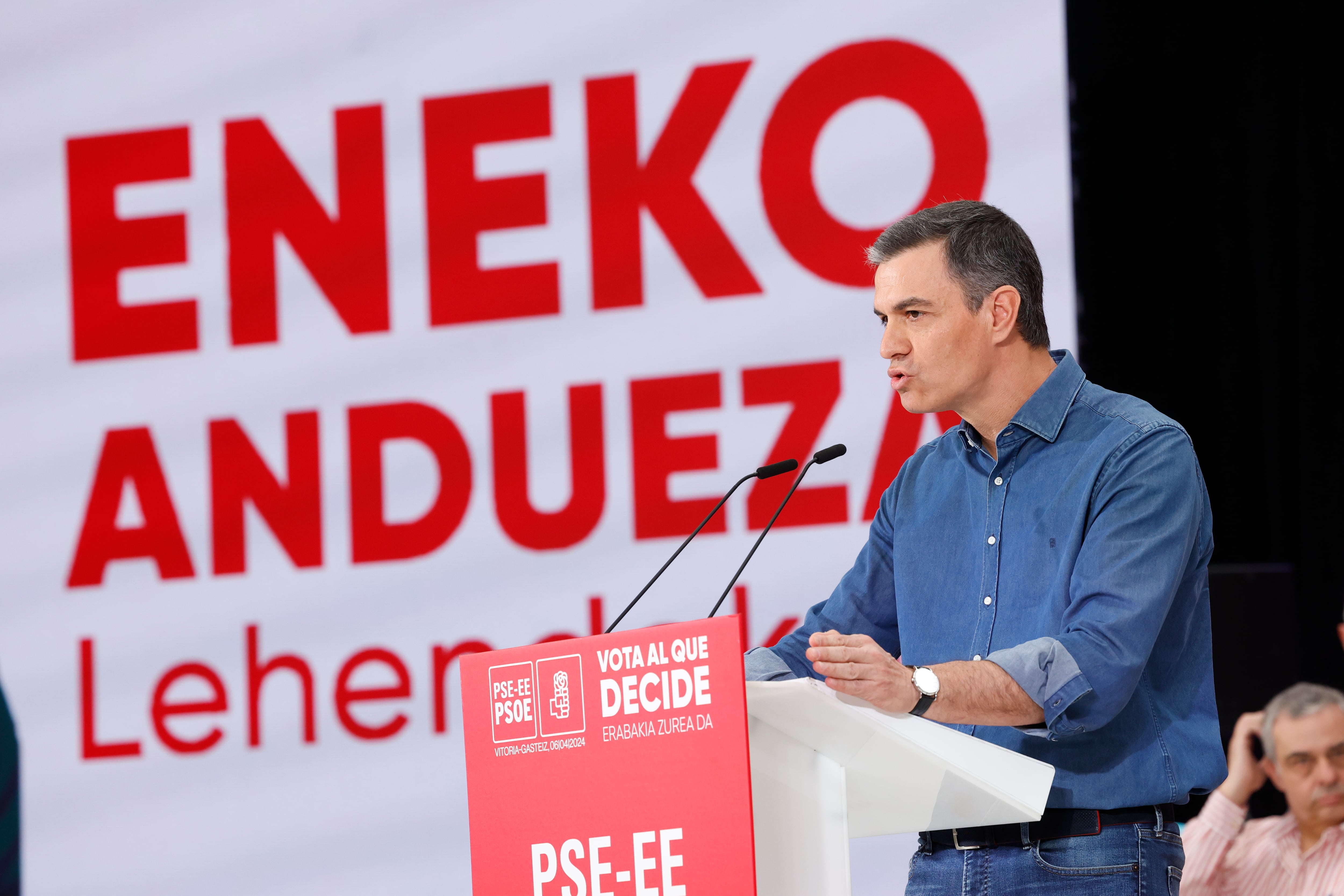 El presidente del Gobierno, Pedro Sánchez, apoya en un acto electoral al candidato a lehendakari del PSE, Eneko Andueza.