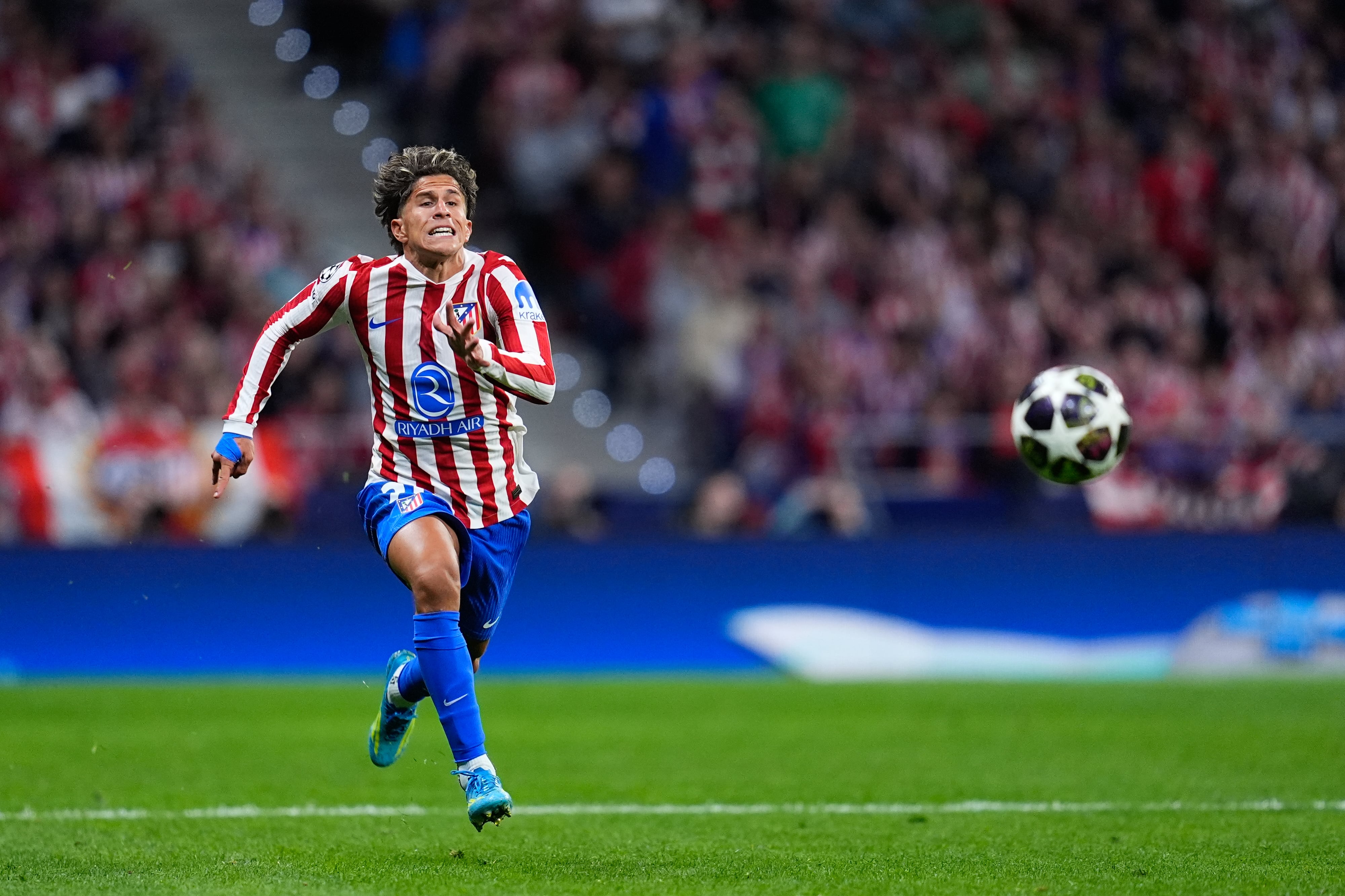 Giuliano Simeone lucha por llegar a un balón durante un partido con el Atlético de Madrid