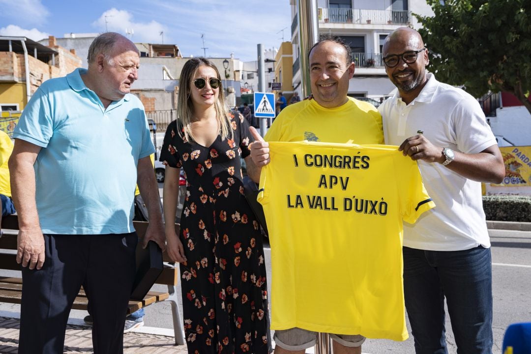 El presidente de la Agrupació de Penyes del Villarreal CF, Javi Pérez, posa junto a la alcaldesa de La Vall d&#039;Uixó, Tania Baños, y Marcos Senna y José Manuel Llaneza del club