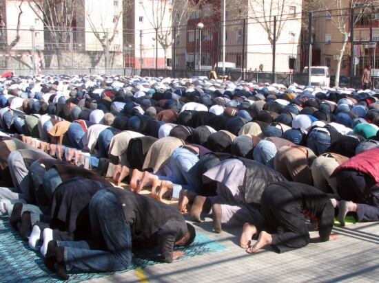 Els musulmans de Badalona es reuneixen cada divendres a la plaça de Camaron de la Isla del barri d'Artigues per fer les seves pregàries