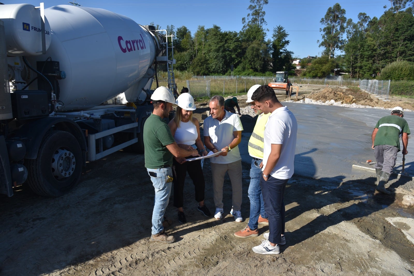 La alcaldesa visita las obras de construcción del primer tanatorio de Salceda de Caselas