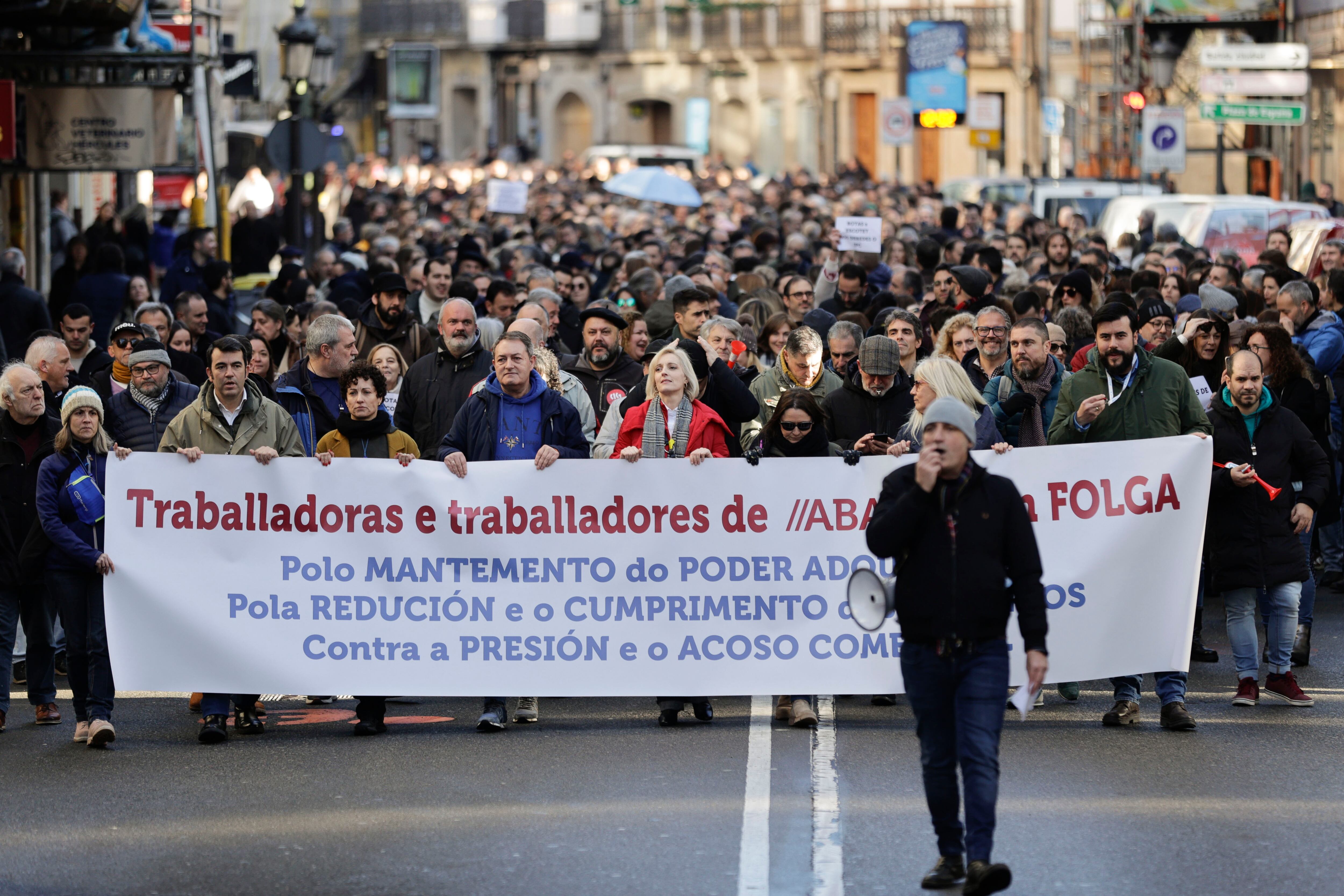 A CORUÑA, 11/01/24.- Cientos de trabajadores de Abanca se manifiestan este jueves por las calles de A Coruña, ciudad en la que tiene la sede la entidad bancaria, coincidiendo con el día de huelga convocada por los sindicatos CiG y Asca debido a lo que consideran una congelación de salarios y el descuelgue del convenio sectorial. EFE/Cabalar
