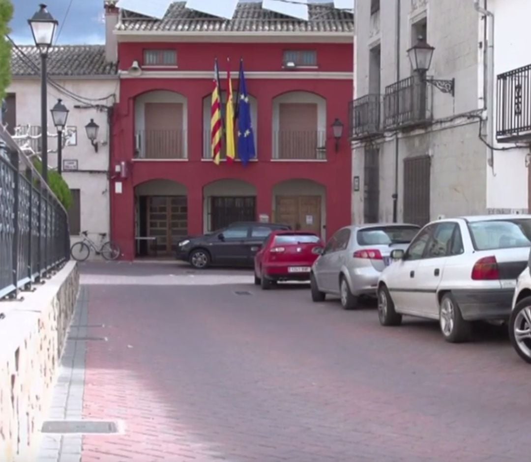 Vista del Ayuntamiento de Alcocer de Planes