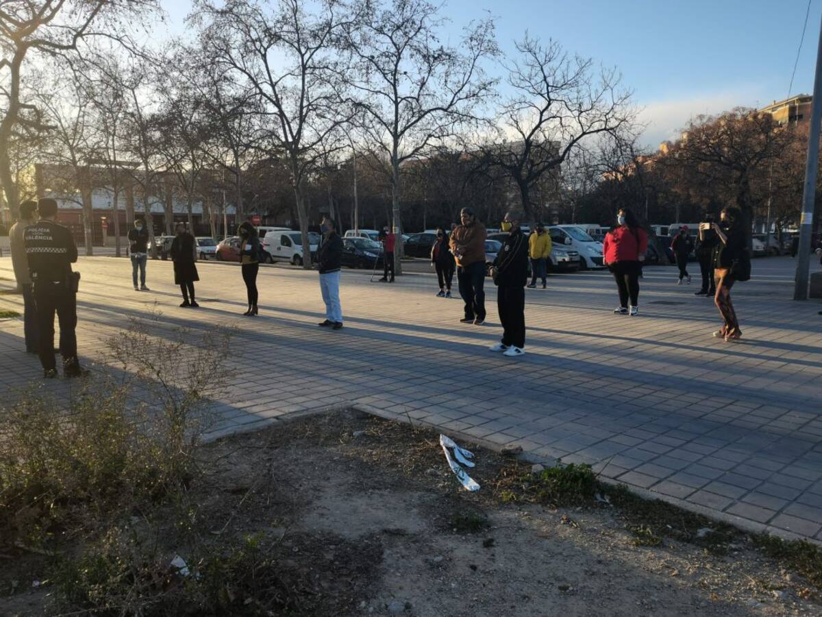 La Policía Local de València evita una concentración de decenas de jóvenes en unas pistas deportivas