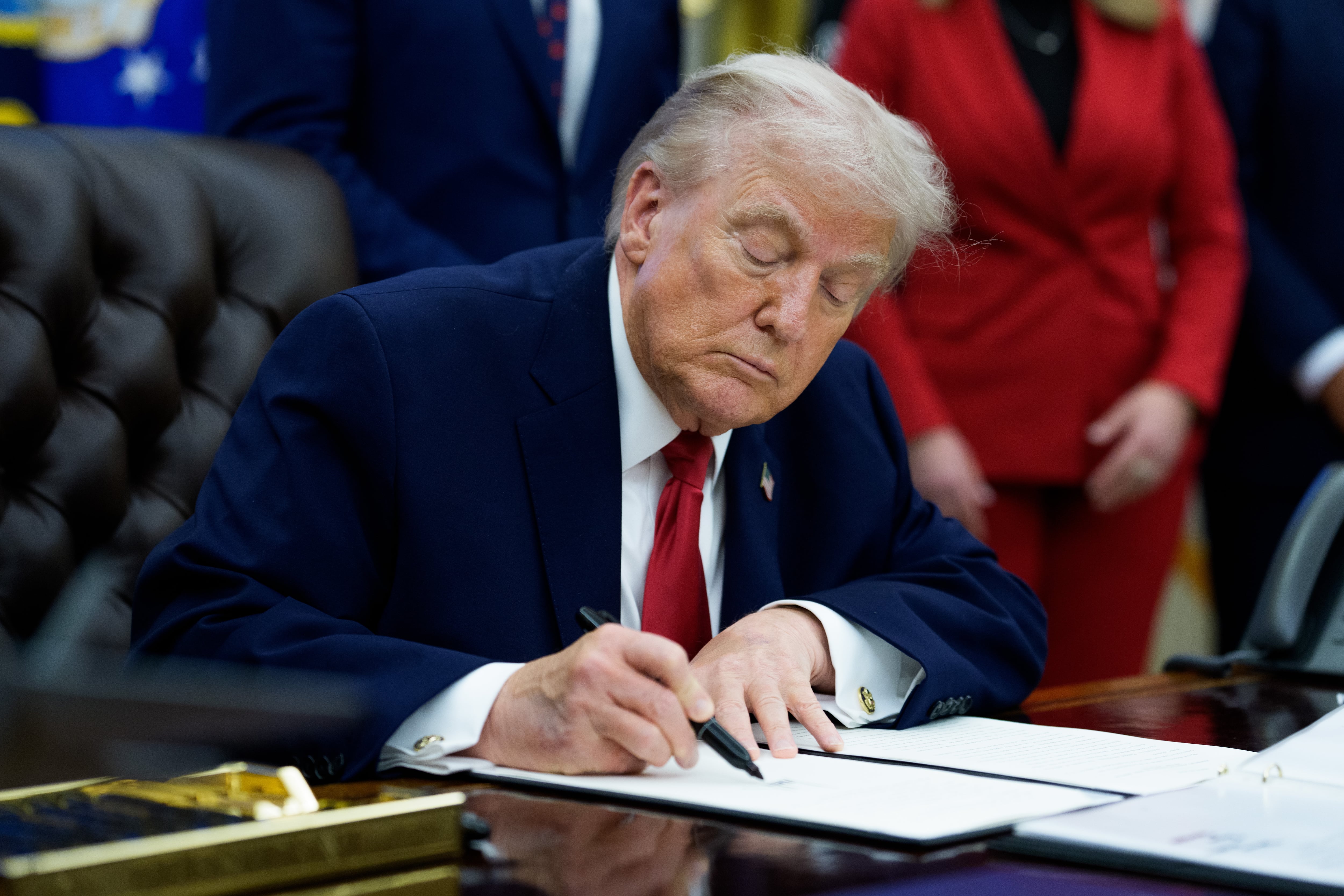 El presidente de EEUU, Donald Trump, firma una orden ejecutiva.