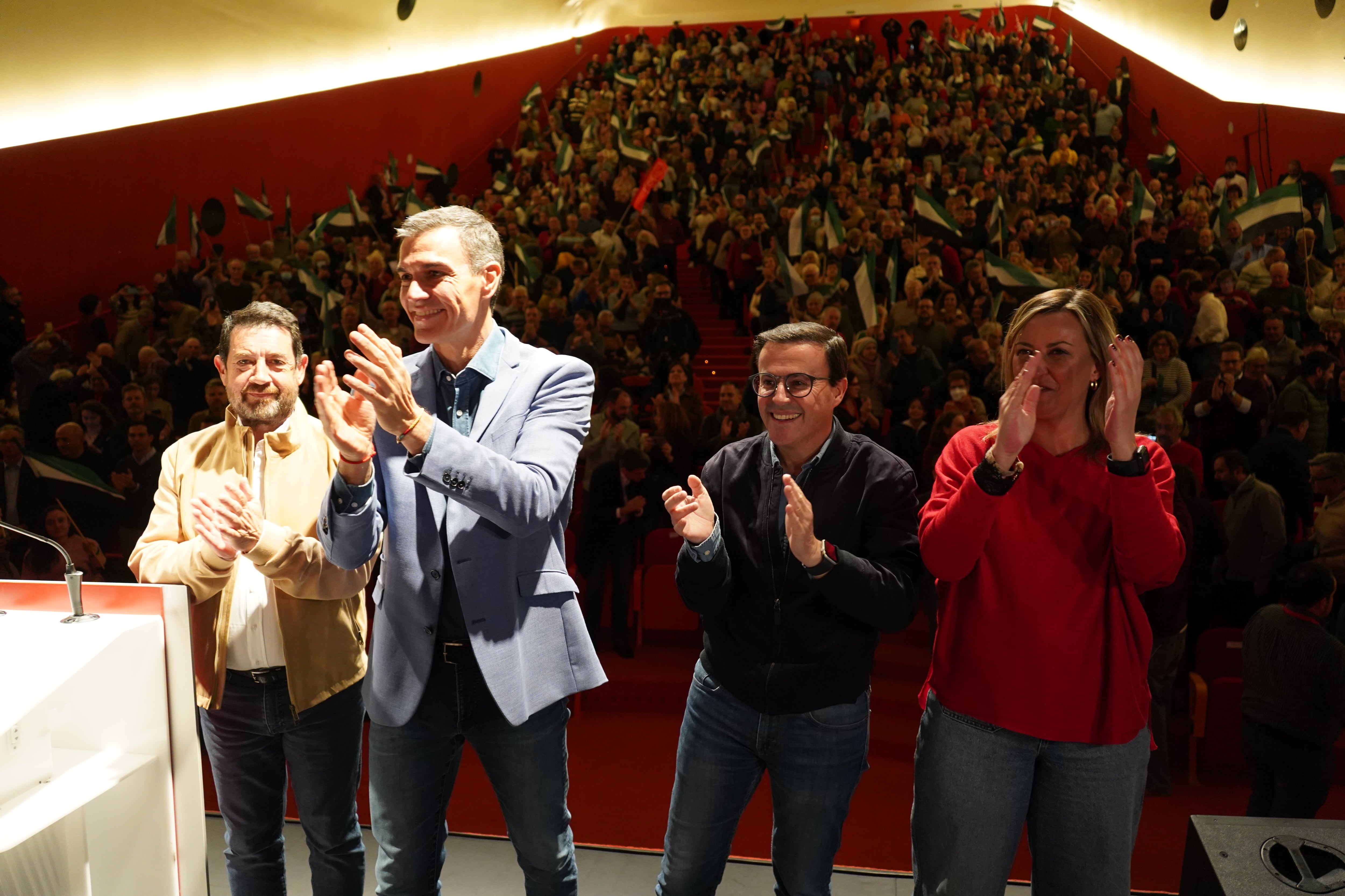 Pedro Sánchez, junto a Miguel Ángel Gallardo, candidato a la Junta de Extremadura; Blanca Martín, presidenta de la Asamblea de Extremadura y Alfredo Domínguez, Secretario General del PSOE de Plasencia