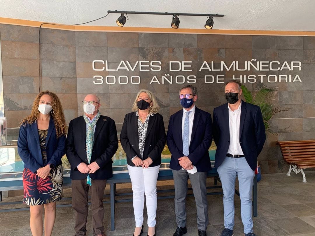 El delegado de turismo de la Junta en Granada, Gustavo Rodriguez, y la alcaldesa de Almuñécar, Trinidad Herrera, asiste junto al sector turístico a la presentación de ayudas económicas de la Junta