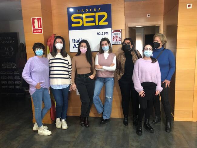 Las entrevistadas con parte del equipo de Radio Azul