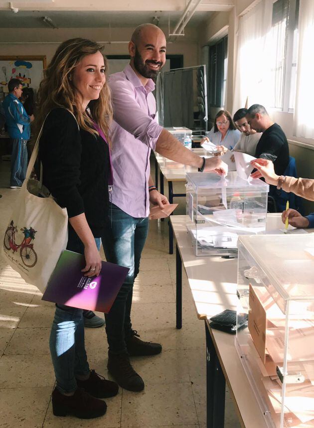 La número 2 de la lista de Unidas Podemos por Alicante, Mari Tere Pérez acompaña a votar al edil de la formación en el Ayuntamiento de Alicante, Xavier López