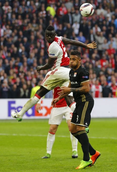 Bertrand Traore salta ante Corentin Tolisso durante el partido.