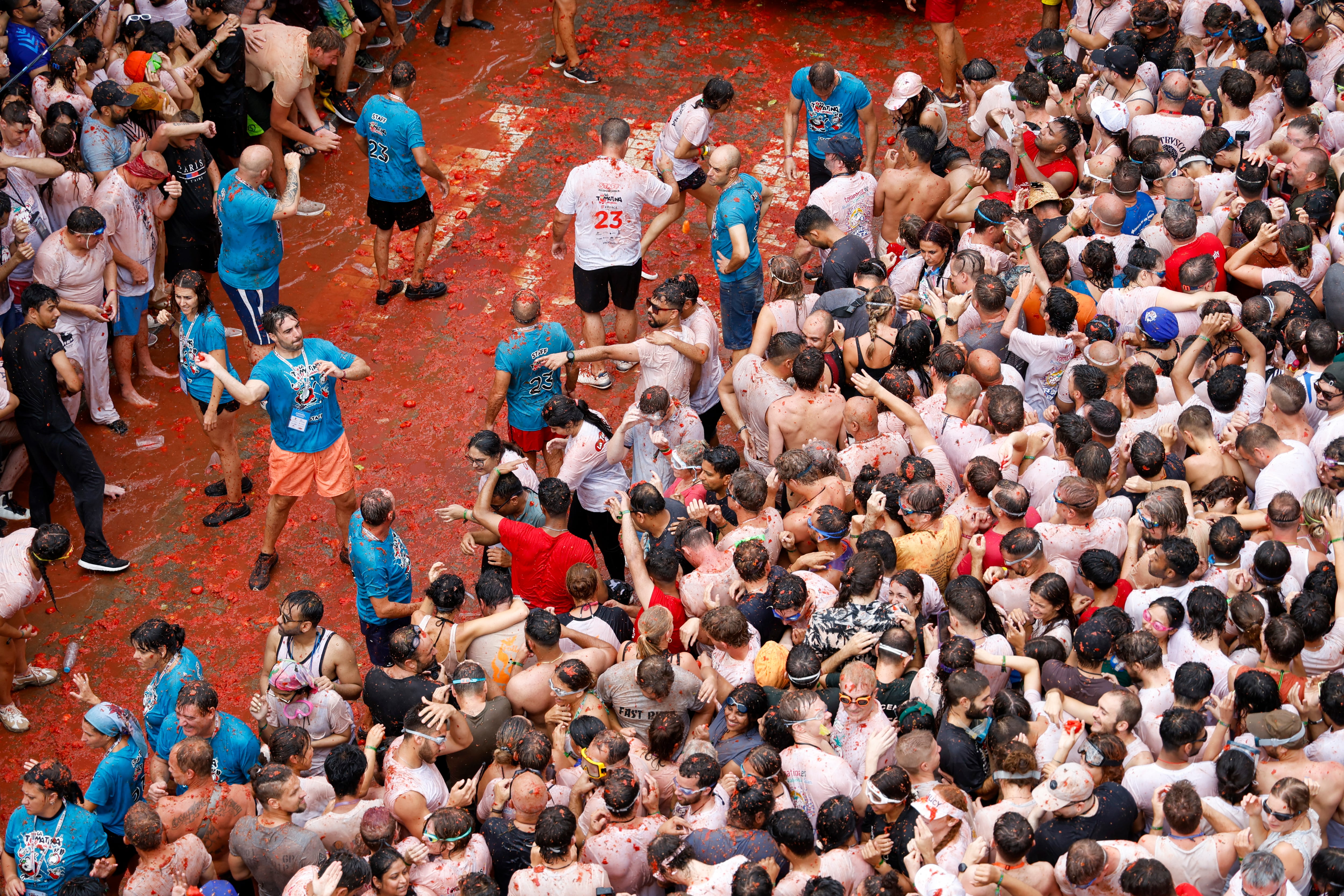 Bunyol vuelve un año más a teñirse de rojo con los 120.000 kilos de tomates que se disparan en la Tomatina