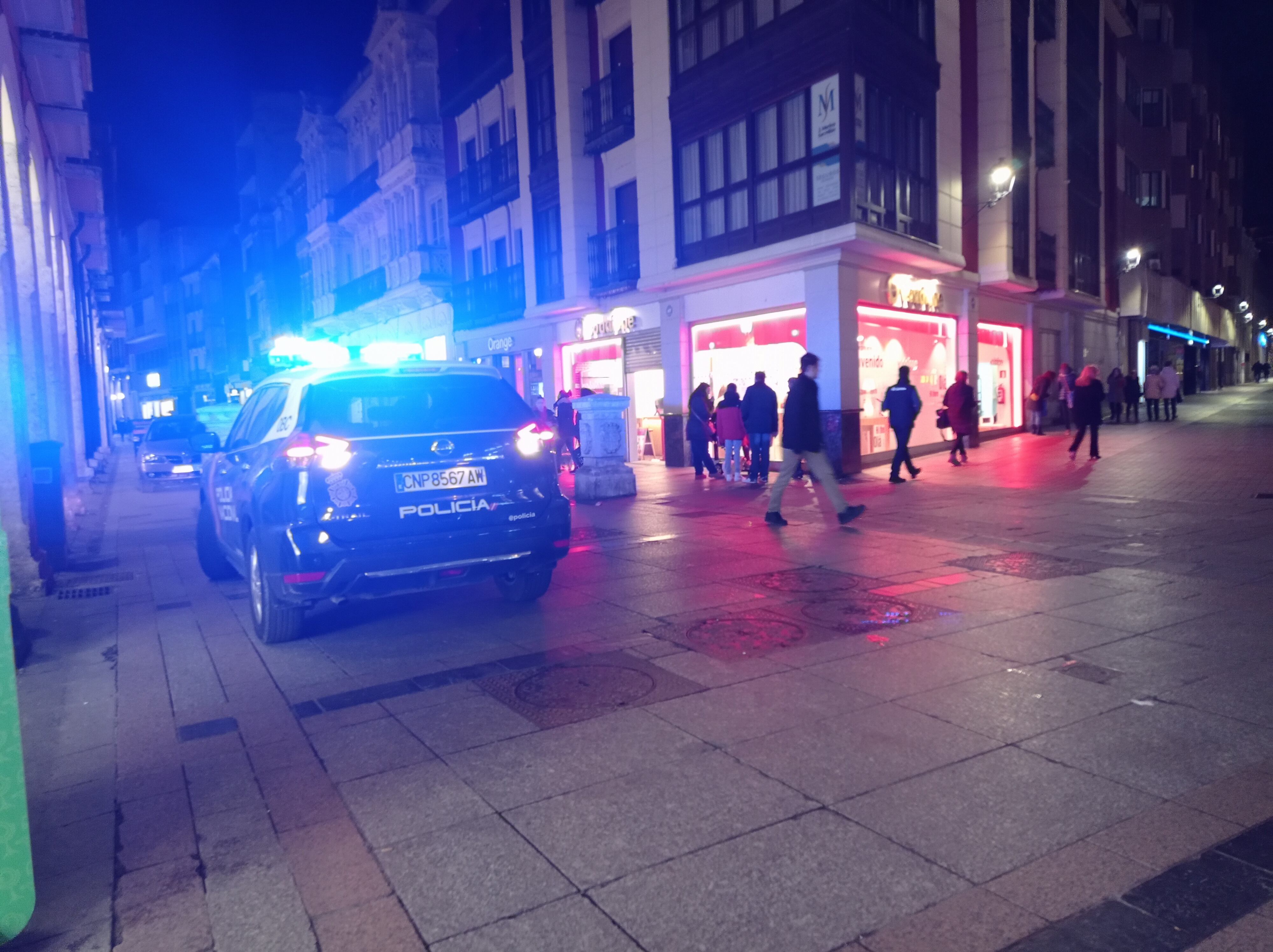 Efectivos de Policía Nacional ante el establecimiento donde se produjo el robo