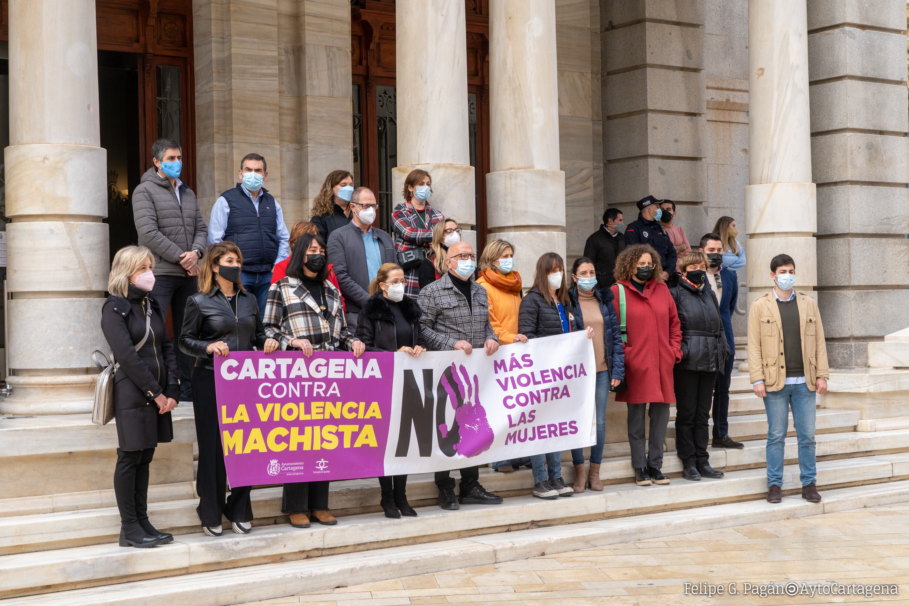 El Ayuntamiento de Cartagena guarda un minuto de silencio por la joven asesinada a manos de su pareja sentimental