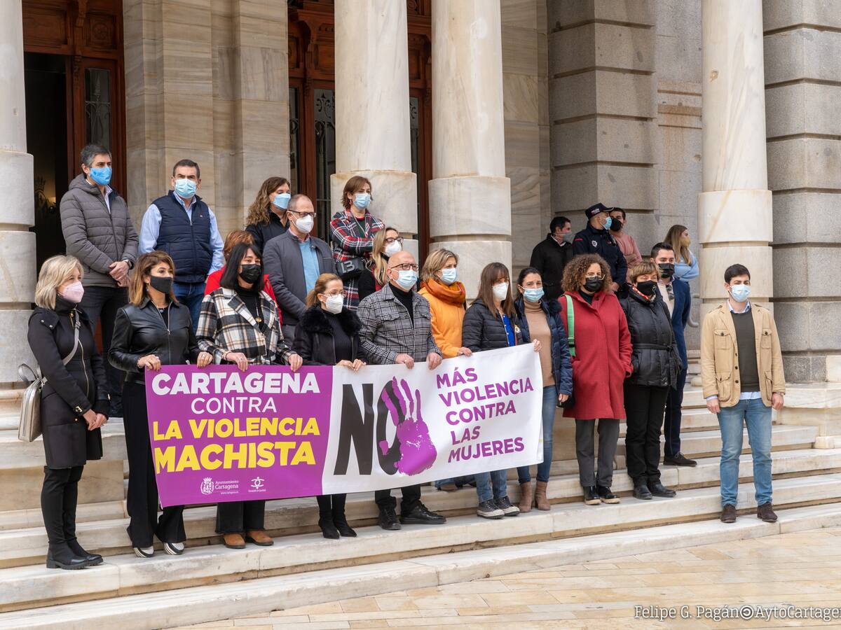 Minuto de silencio en Cartagena por el asesinato de una joven en Totana víctima de violencia de género