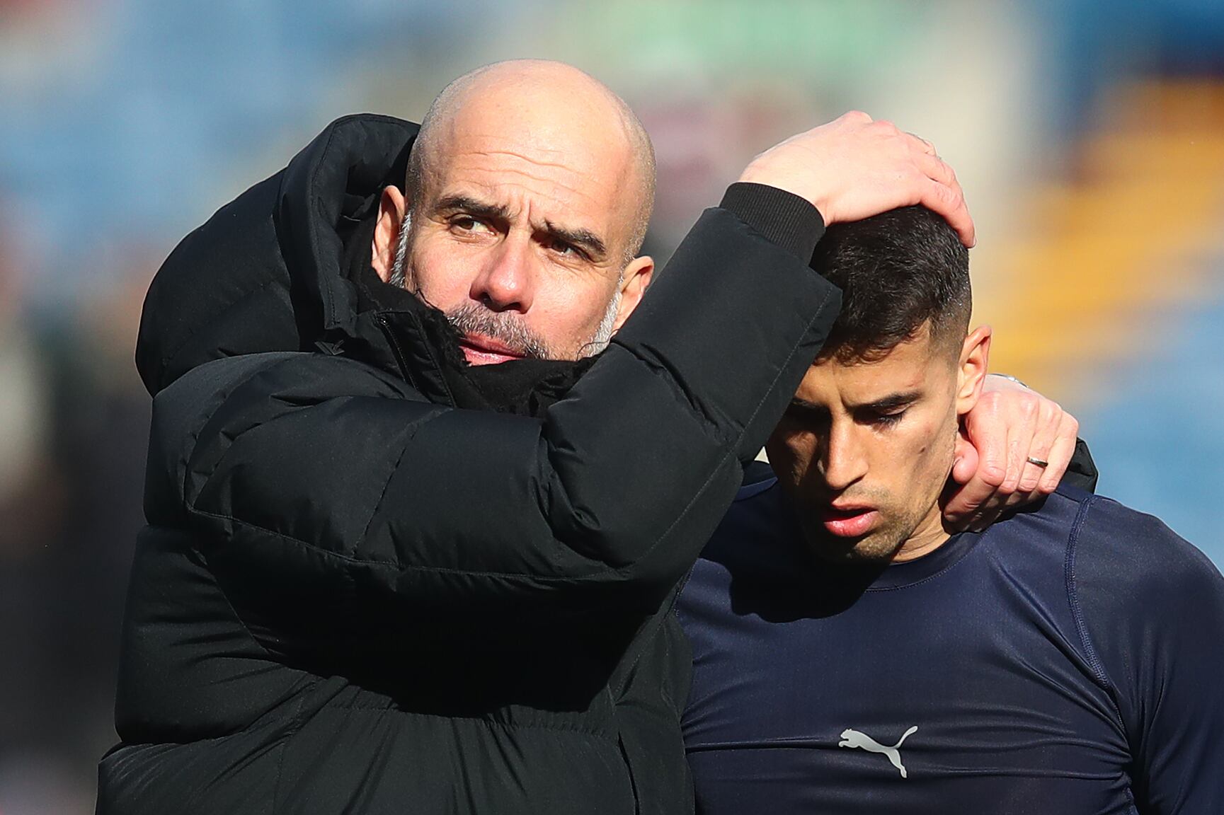 Pep Guardiola y Joao Cancelo, en un partido del Manchester City de Premier League. (Photo by Chris Brunskill/Fantasista/Getty Images)