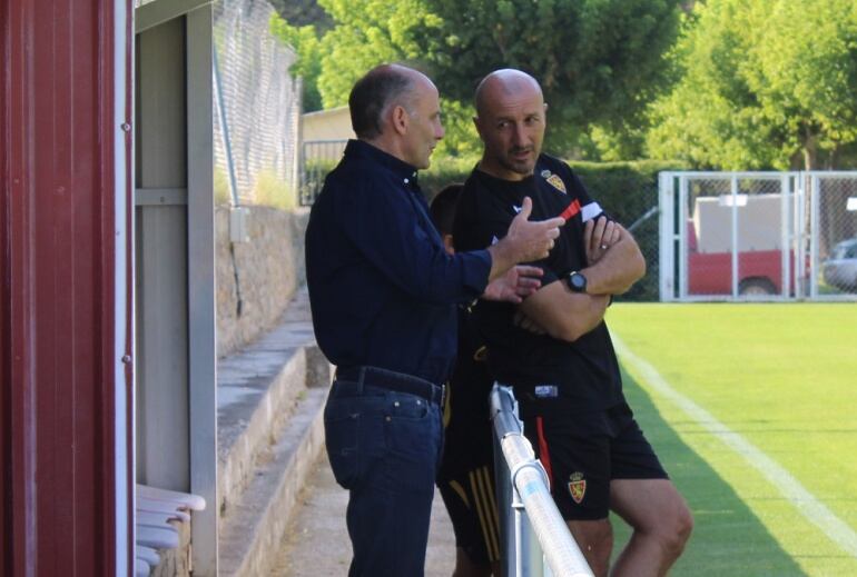 Ángel Martín González y Ranko Popovic charlan durante un entrenamiento de pretemporada. 