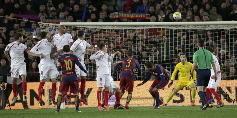 El delantero argentino del FC Barcelona Leo Messi supera la barrera del Sevilla y consigue el primer gol de su equipo durante el partido de Liga