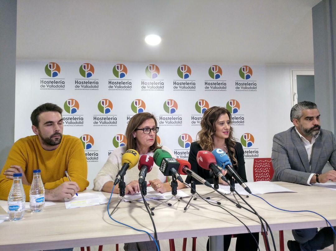 Rueda de prensa de la Asociación de Hosteleros con la asesora jurídica, María Ángeles Aller, y la presidenta, María José Hernández,