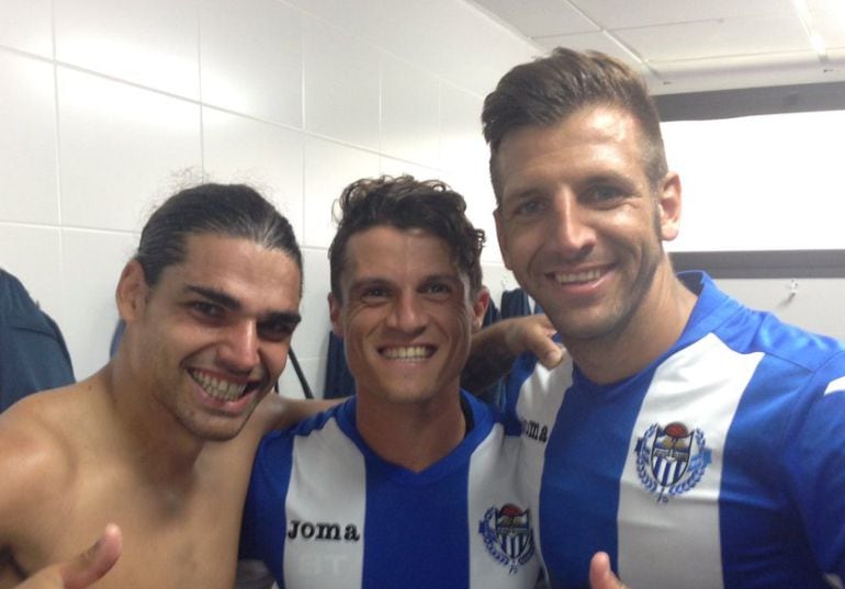 Vallori, a la derecha, junto Fullana y Rubén Jurado tras ganar al Eldense