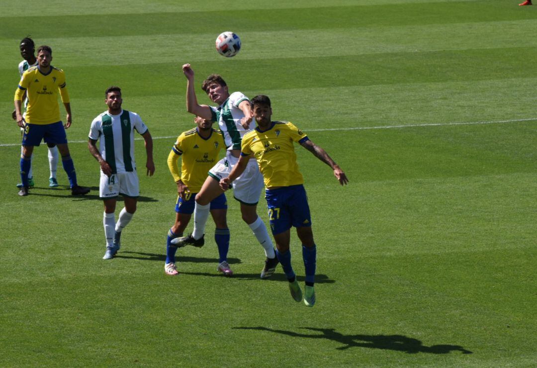 Lance del partido Cádiz - Córdoba. 