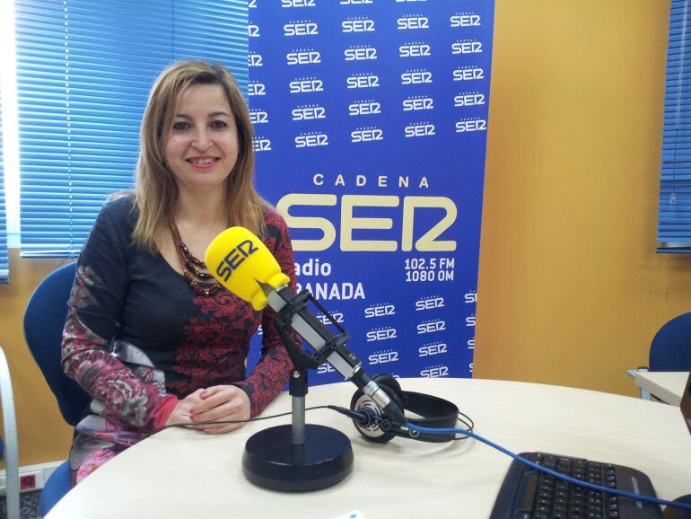 La parlamentaria andaluza de Podemos por Granada, Carmen Lizárraga, en los estudios de Radio Granada