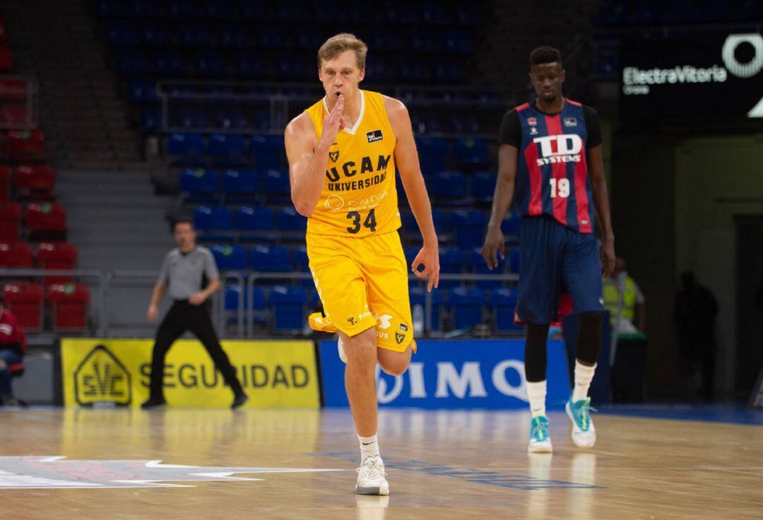 David DiLeo durante el choque ante Baskonia